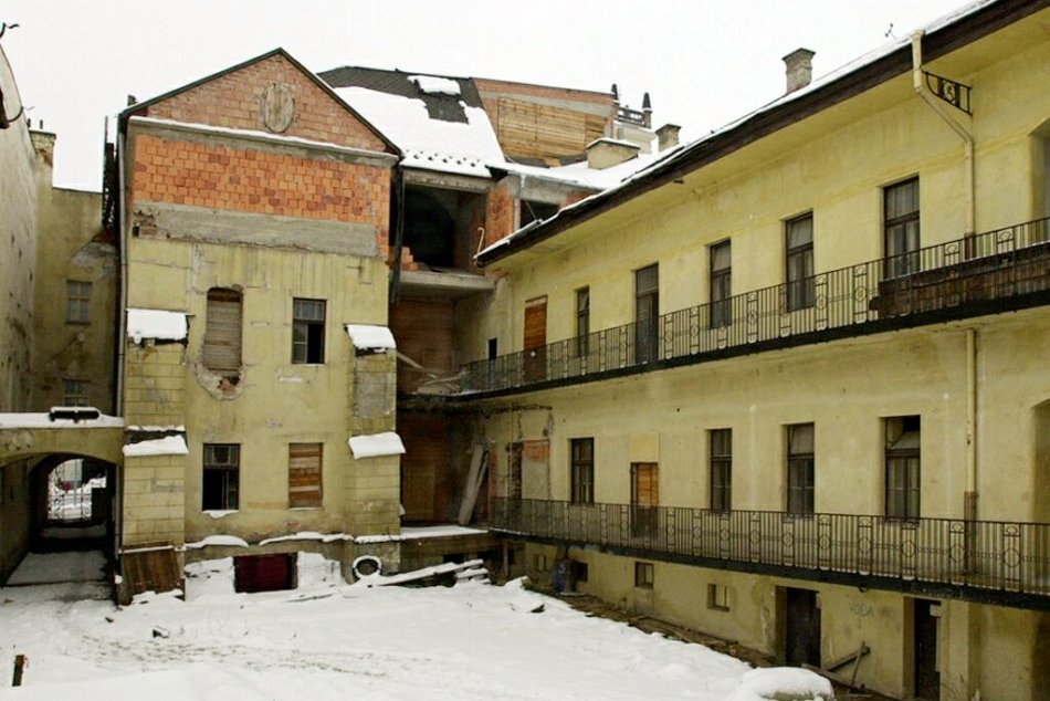 V OBRAZOCH: Historická budova radnice na Námestí SNP pred rokmi chátrala