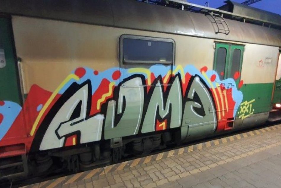 Obrazom: Súprava vlaku v Lipanoch dostala nechcený náter