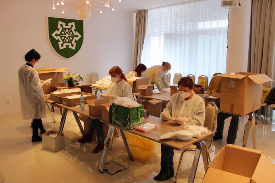 Príprava respirátorov pre seniorov