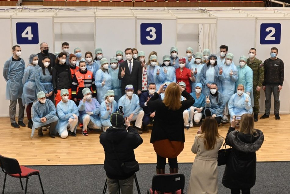FOTO: Plošné očkovanie proti ochoreniu COVID-19 v trenčianskej športovej hale