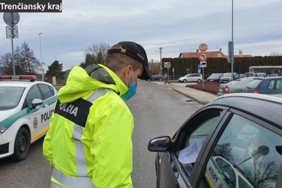 OBRAZOM: Kontrolovala dodržiavanie opatrení v Bánovciach nad Bebravou