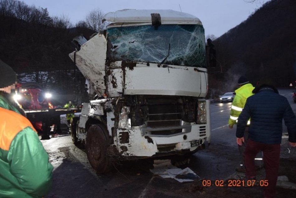 V OBRAZOCH: Cestou na Donovaly sa prevrátil kamión