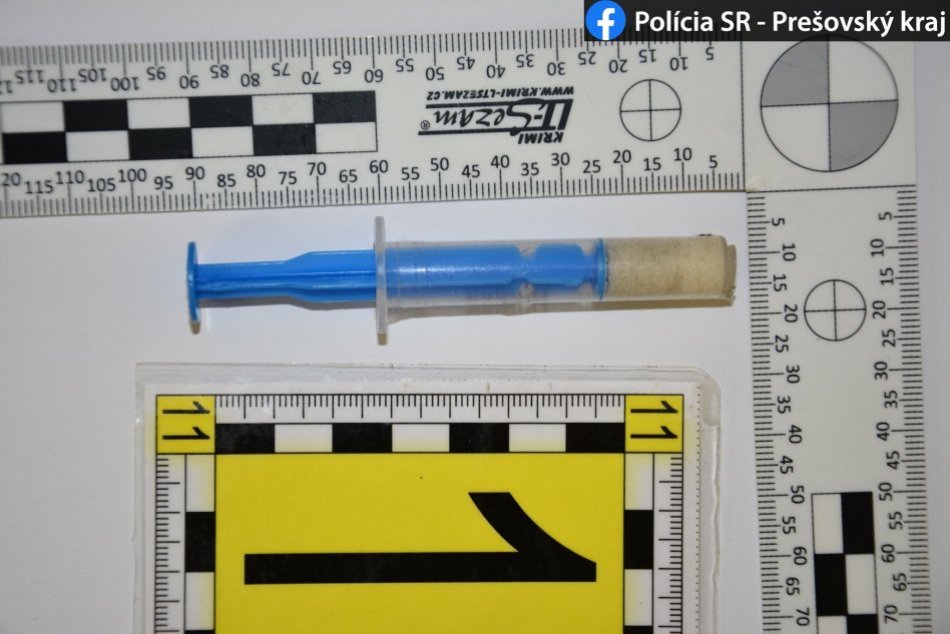 FOTO: Mladíka na Spiši zastavila hliadka, v aute našli drogy