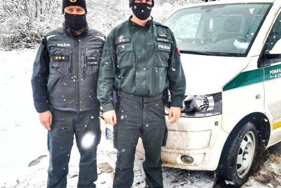 Policajti pri Zvolene pomohli mužovi z ťažkej situácie
