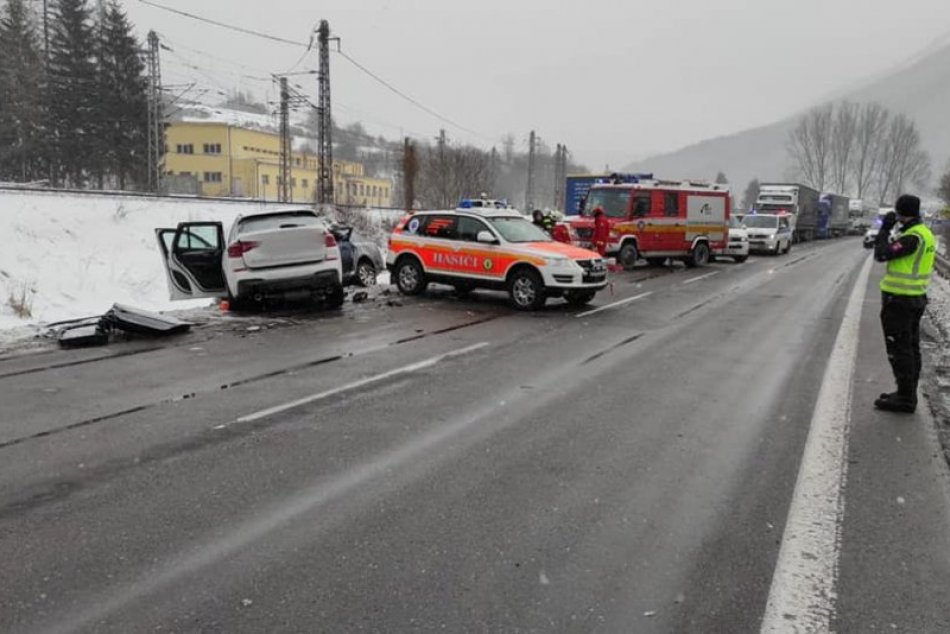 Čelná zrážka áut v obci Kraľovany