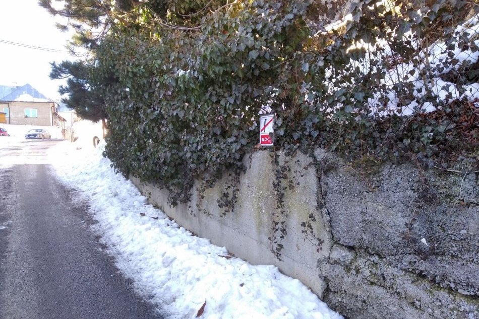 V OBRAZOCH: V Horných Pršanoch pobaví aj odradí kuriózna tabuľka