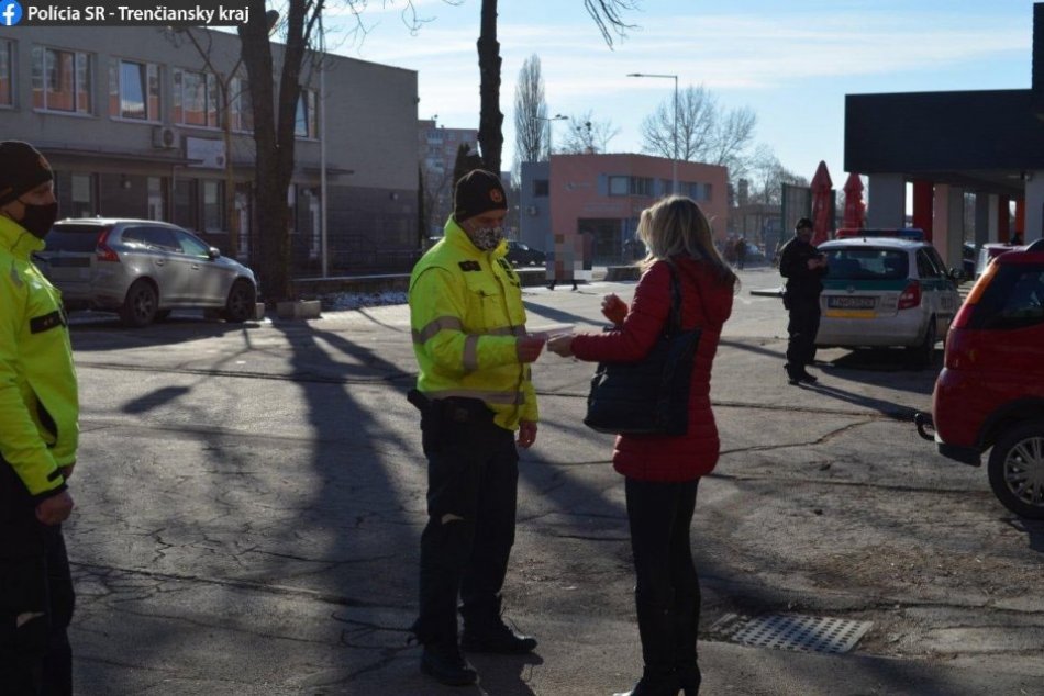 FOTO: Polícia kontrolovala dodržiavanie opatrení v Partizánskom, dali 2 pokuty