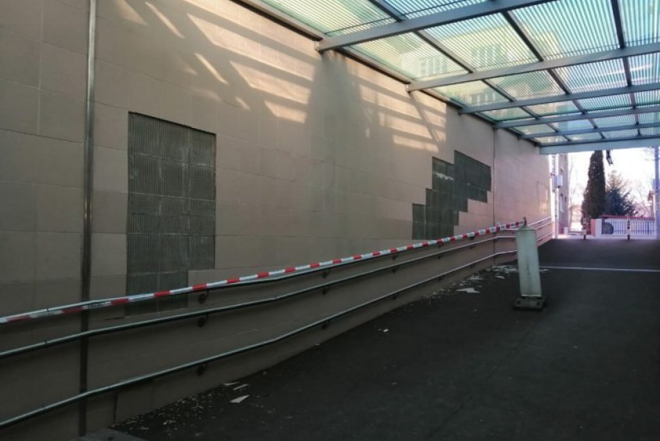 OBRAZOM: V trenčianskom železničnom podchode opadáva obklad