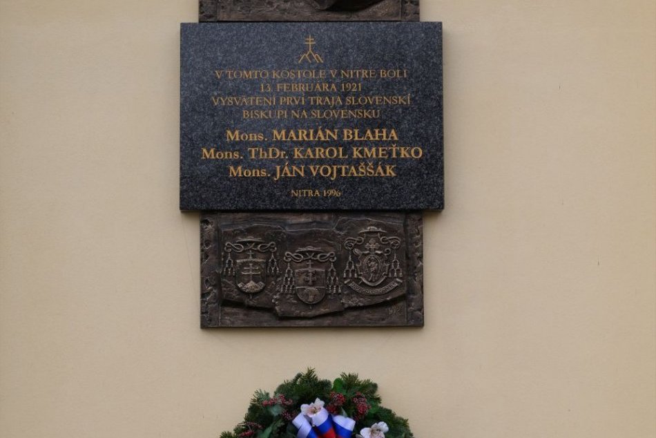 Vysviacku prvých slovenských biskupov pripomína pamätná tabuľa