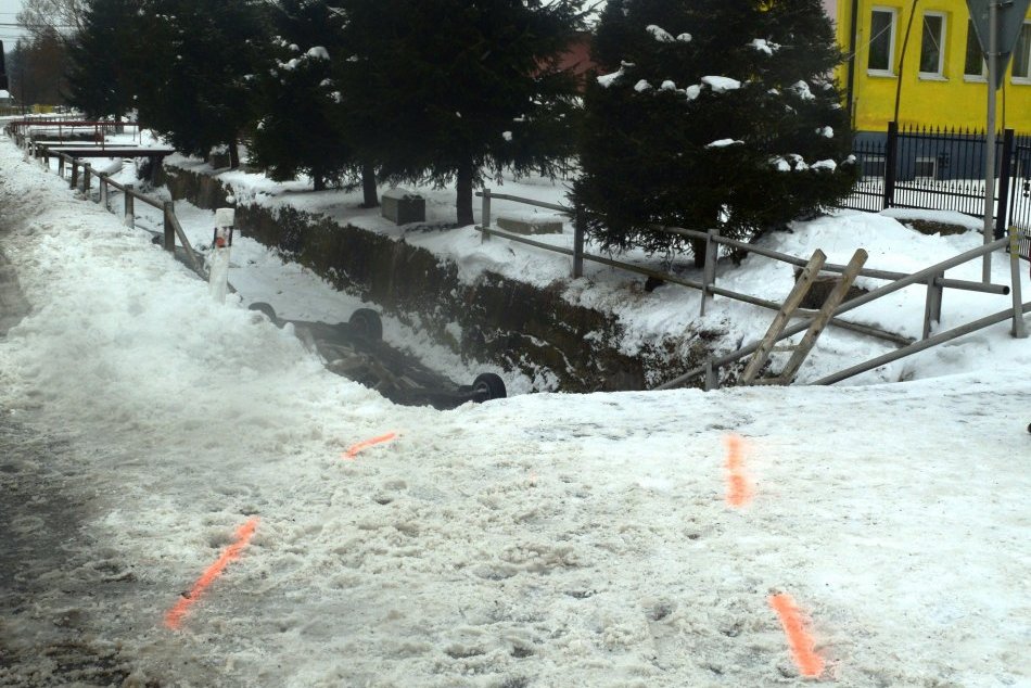 Obrazom: Na východe skončila vodička so svojím autom v potoku