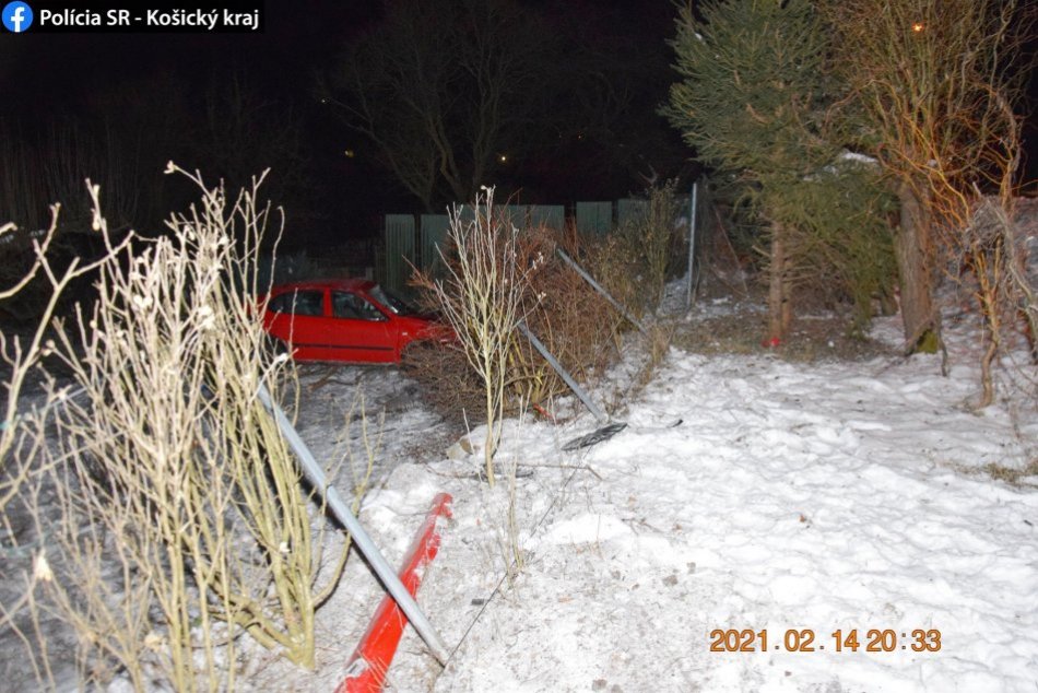 Obrazom: Na mieste nehody ostalo iba auto. Vodička odišla.