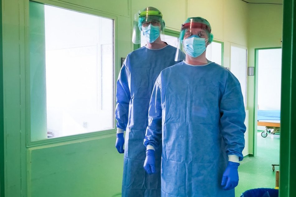 V OBRAZOCH: Pomôcť zvolenskej nemocnici prišli aj vojaci Ozbrojených síl SR