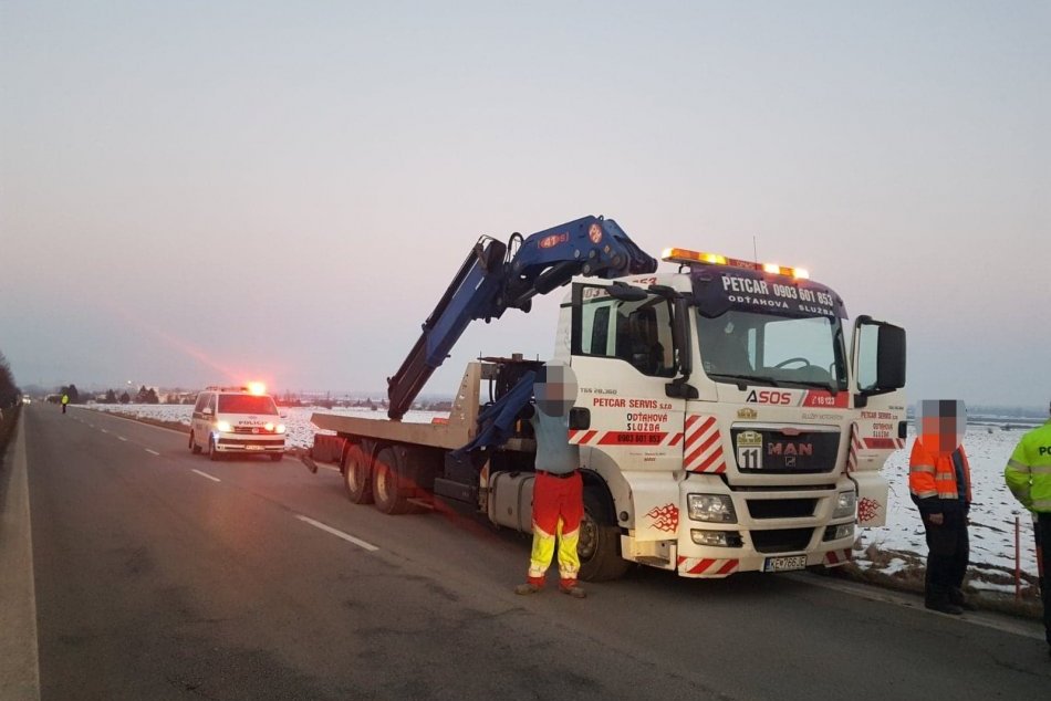 OBRAZOM: Nehoda obmedzila premávku, náklad prekladali ručne niekoľko hodín