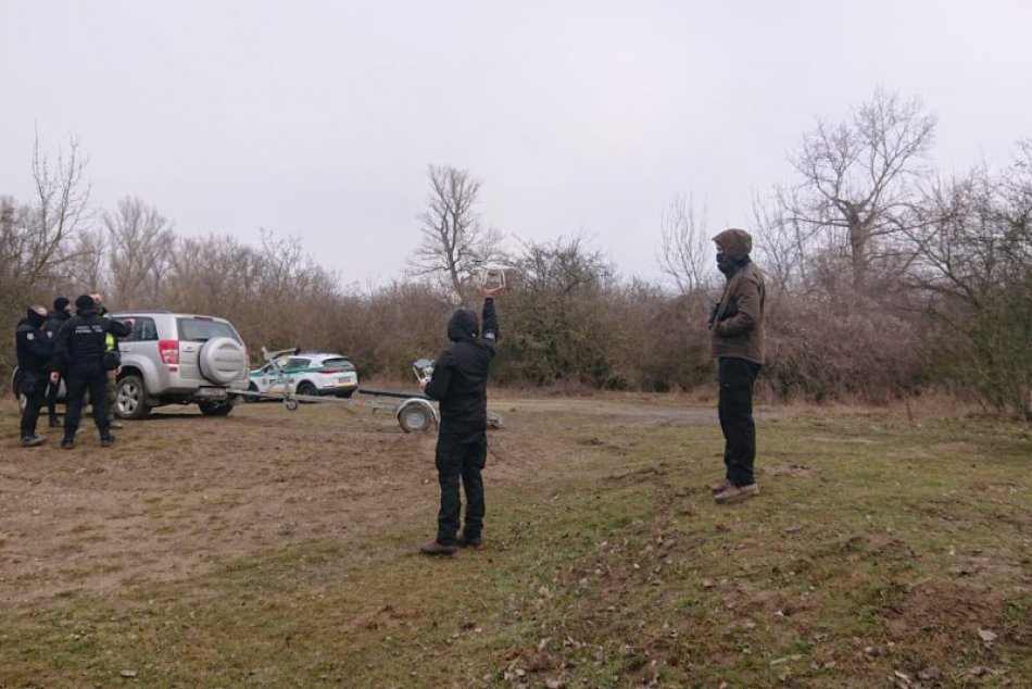 Veľká pátracia akcia na Váhu: Na pomoc prišla aj poriečna polícia, FOTO