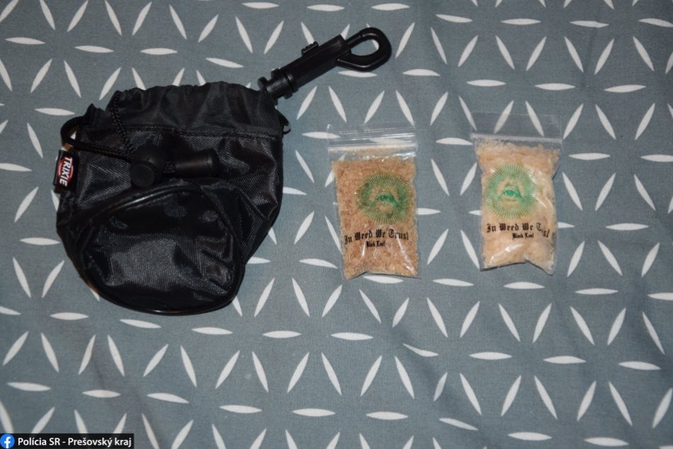 Policajti zadržali troch mužov