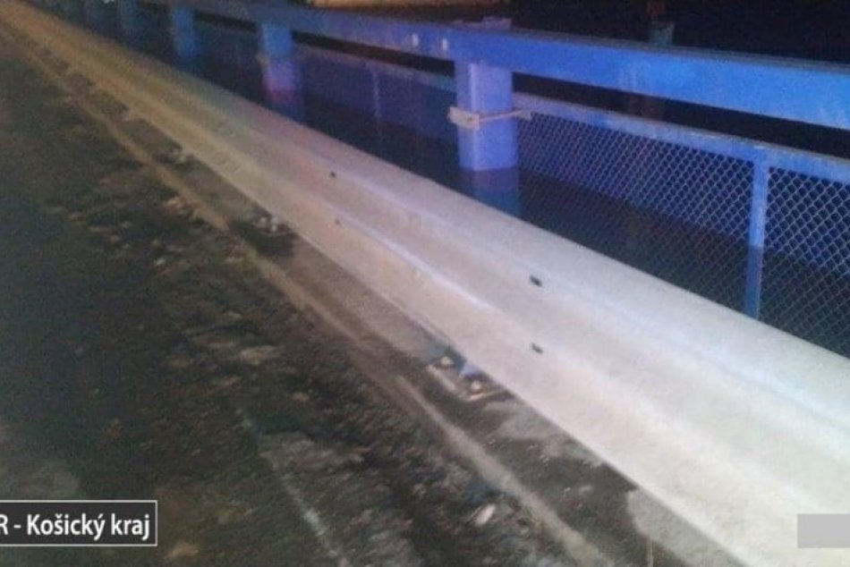 Netradičná policajná akcia: Z pohybujúceho sa auta zachraňovali muža