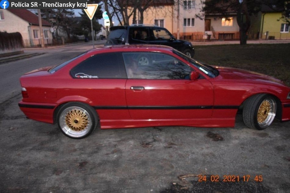 OBRAZOM: Cyklista po zrážke s autom v Nemšovej utrpel ťažké zranenia