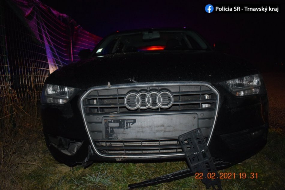 Opitú šoférku nezastavil ani náraz do značky: Za volantom sedela s 3 promile!