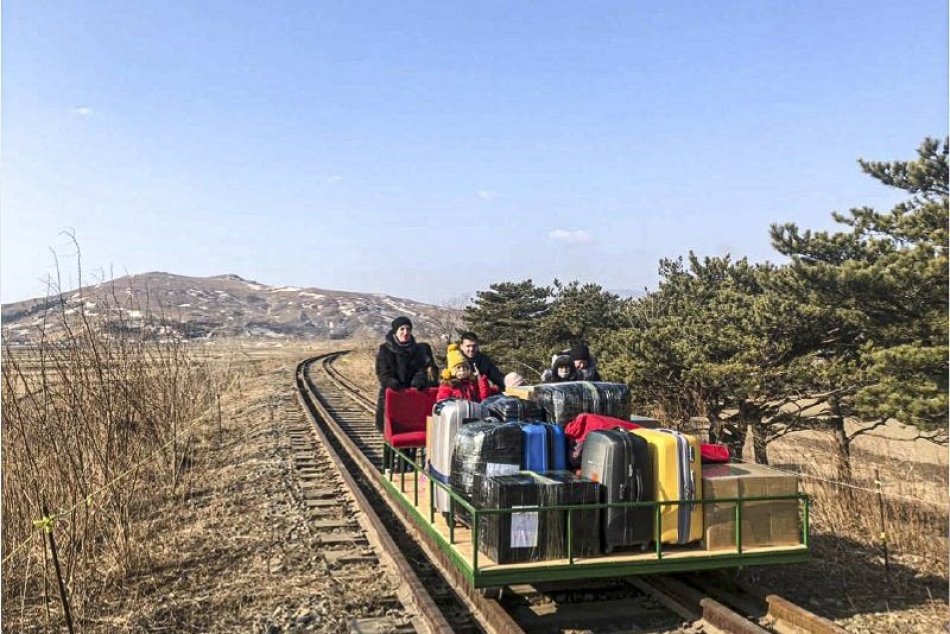 Skupina ruských diplomatov opustila KĽDR na ručne poháňanej drezine