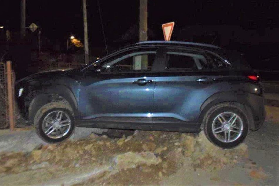 FOTO: Vodič pod vplyvom alkoholu narazil do plota domu v Nedožeroch-Brezanoch