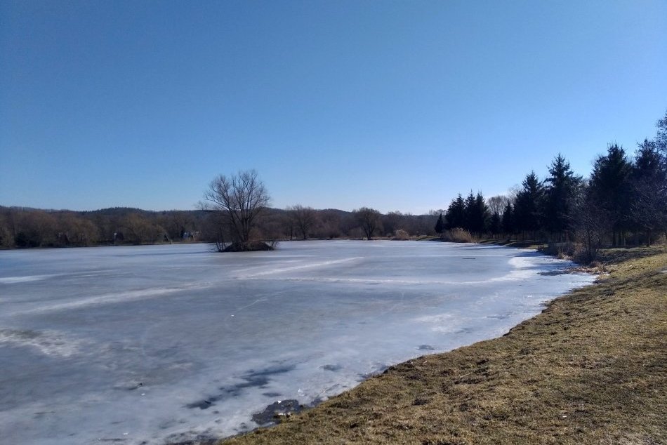 V OBRAZOCH: Badínske jazero na prelome zimy a jari