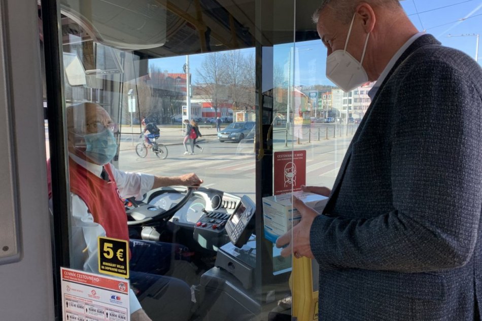 Mesto vybavuje autobusy a trolejbusy respirátormi FFP2