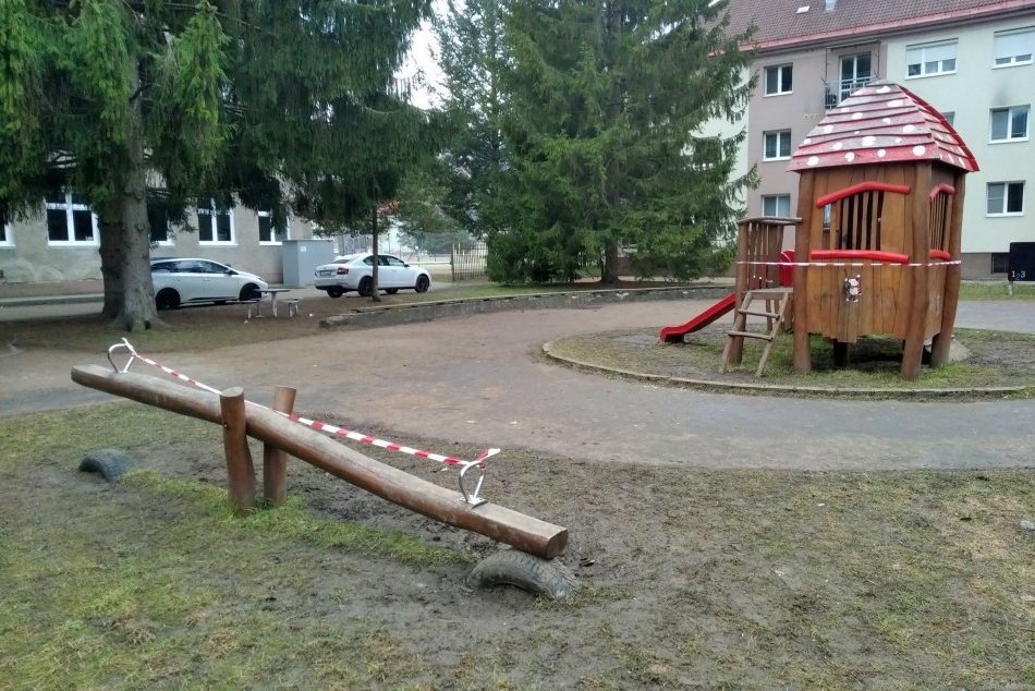 V OBRAZOCH: Bystrické ihriská opáskovali, zívajú prázdnotou