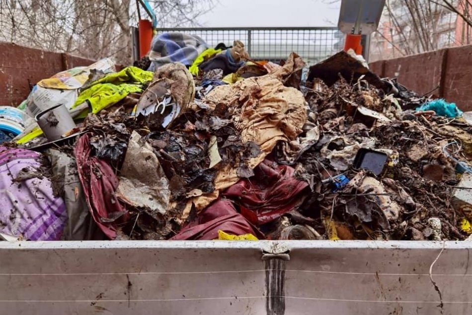 Odpad v areáli školy na Vietnamskej ulici