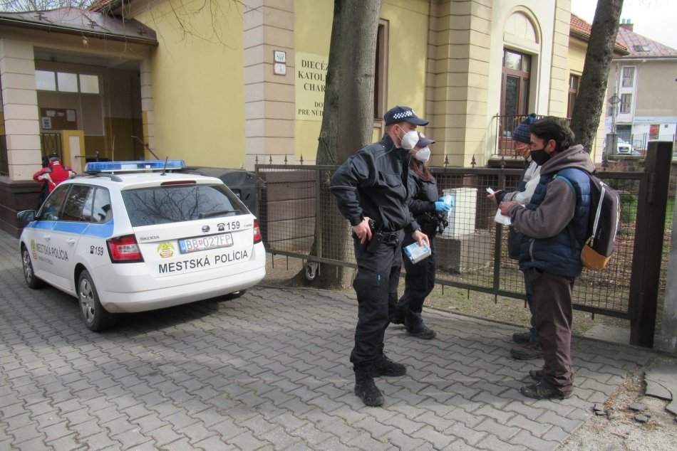 V OBRAZOCH: Mestská polícia pomáha ľuďom bez domova
