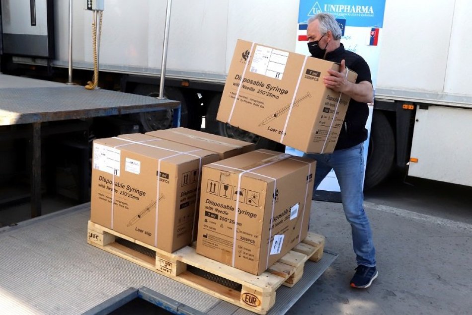 Slovensko prijalo dar 15-tisíc dávok vakcíny proti COVID-19 od Francúzska