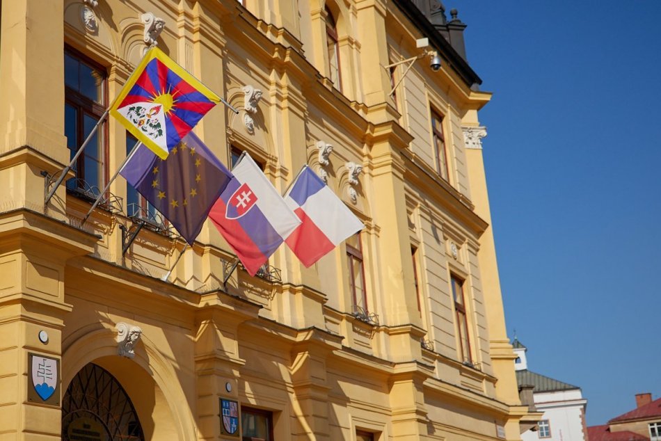 Na Úrade BBSK vyvesili tibetskú vlajku