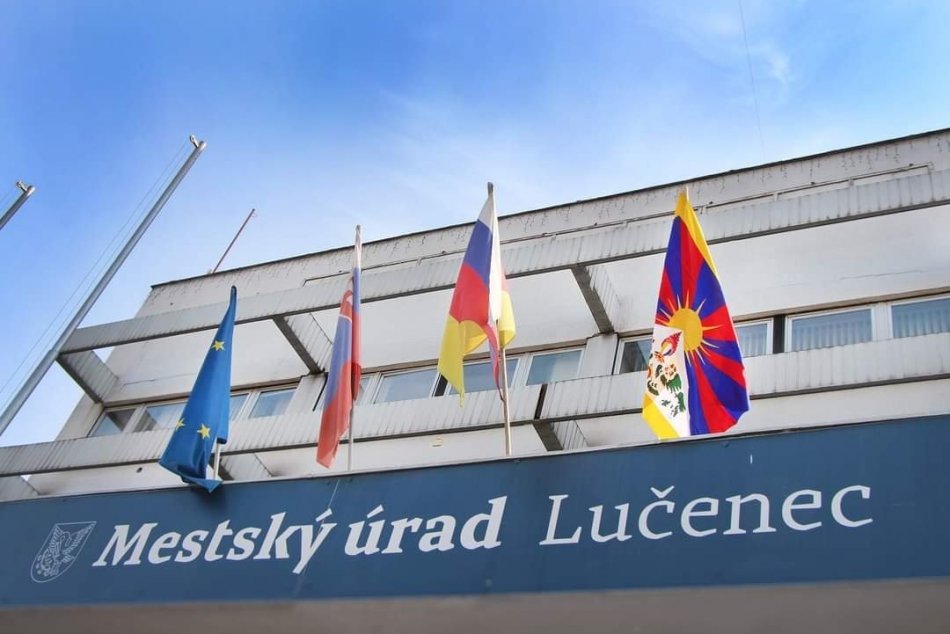 Na Mestskom úrade v Lučenci vyvesili tibetskú vlajku