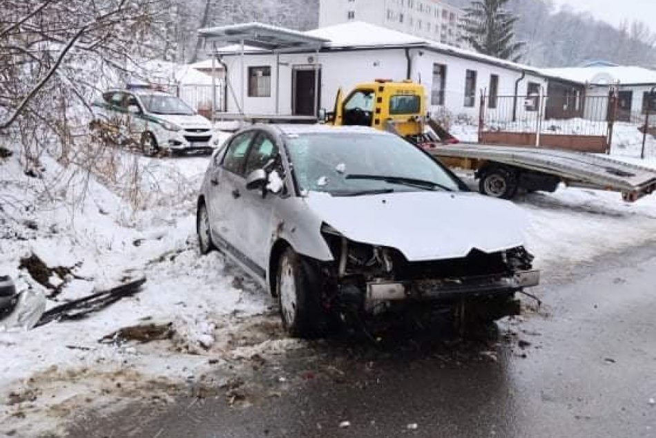 V OBRAZOCH: Neďaleko Ľupče skončilo auto na streche
