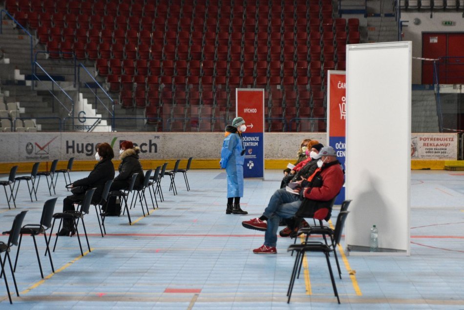 V OBRAZOCH: V priestoroch zimného štadióna v Brezne otvorili očkovacie centrum