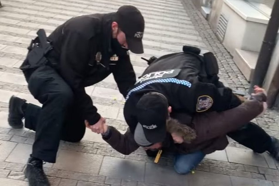 Malý chlapec sa prizerá na zásah polície