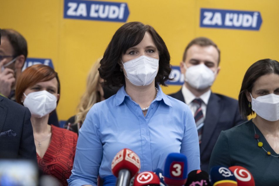 Za ľudí počas tlačovej konferencie k aktuálnej politickej situácii