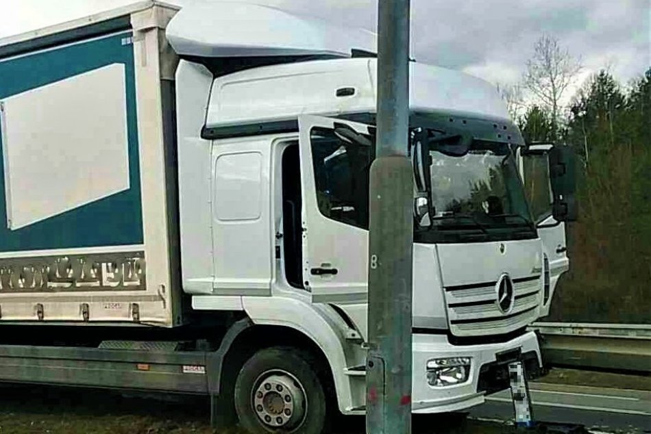 FOTO: Dopravná nehoda nákladného vozidla na diaľnici D1 v areáli pumpy Zamarovce