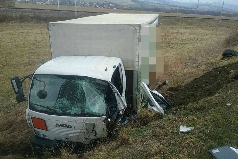 OBRAZOM: Po ťažkej nehode troch vozidiel museli cestu pri Beckove uzavrieť