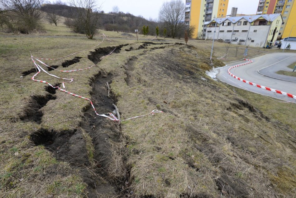 Obrazom: Pohľad na Ďumbiersku ulicu, kde sa zosúva svah
