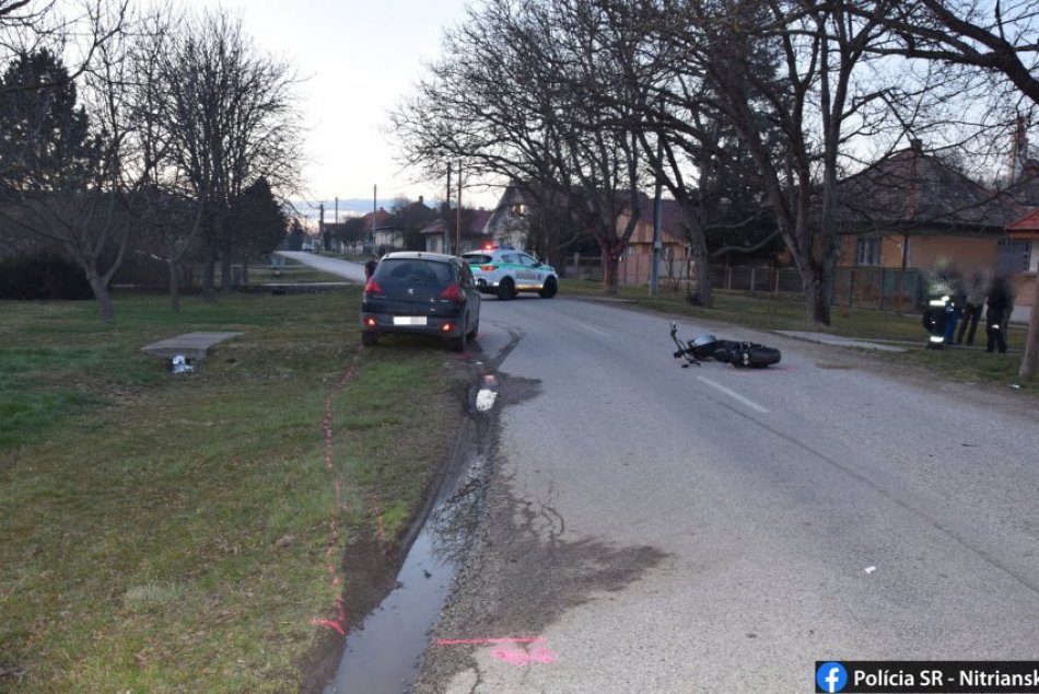 Auto vrazilo do dievčaťa na elektrickej kolobežke