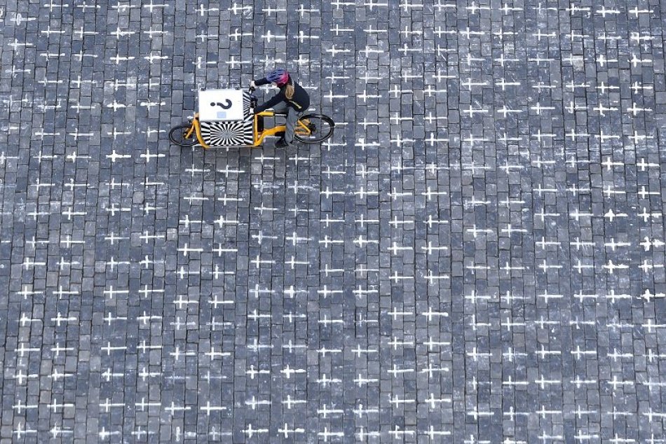 Biele kríže na Staromestskom námestí v Prahe