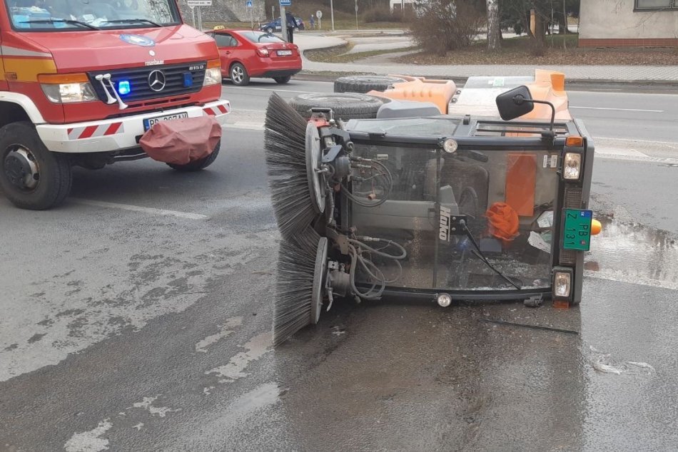 OBRAZOM: Pri budove považskobystrických policajtov sa prevrátil zametač