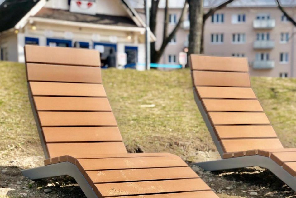 Nový mobiliár pri Štrkoveckom jazere v Ružinove