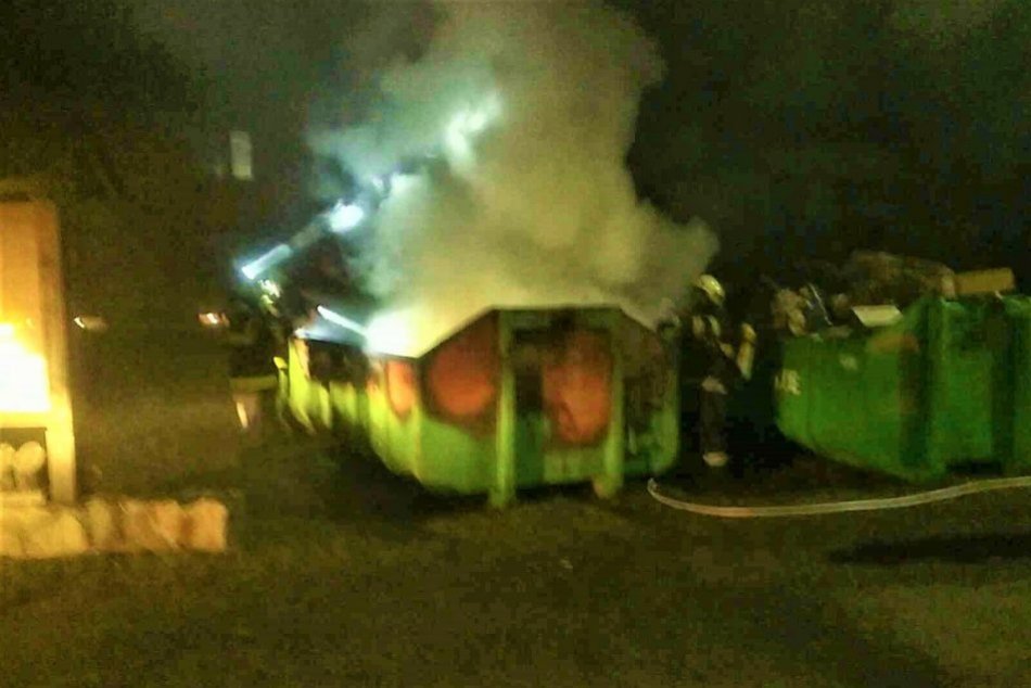 OBRAZOM: Požiar veľkokapacitného kontajnera v Stupnom