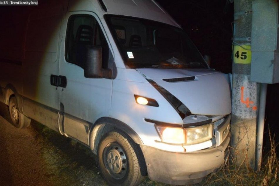 FOTO: Vodič pod vplyvom alkoholu narazil v Dolnom Srní do stĺpa