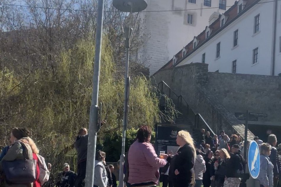 Stretnutie ľudí pri parlamente