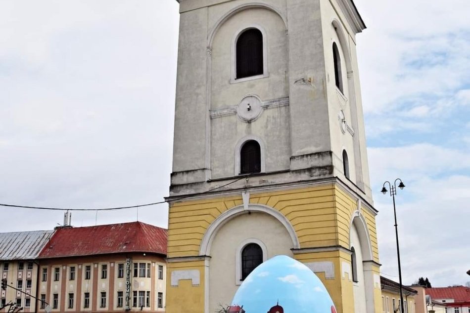 Centrum Brezna už zdobia nadrozmerné kraslice