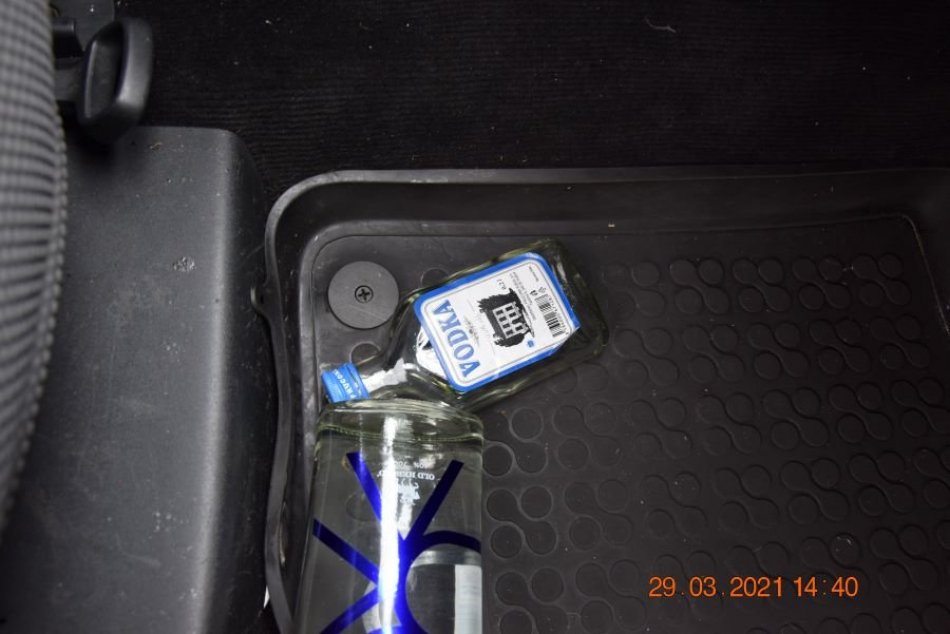 Zaspal v križovatke: Toto všetko mu našli policajti na sedadle