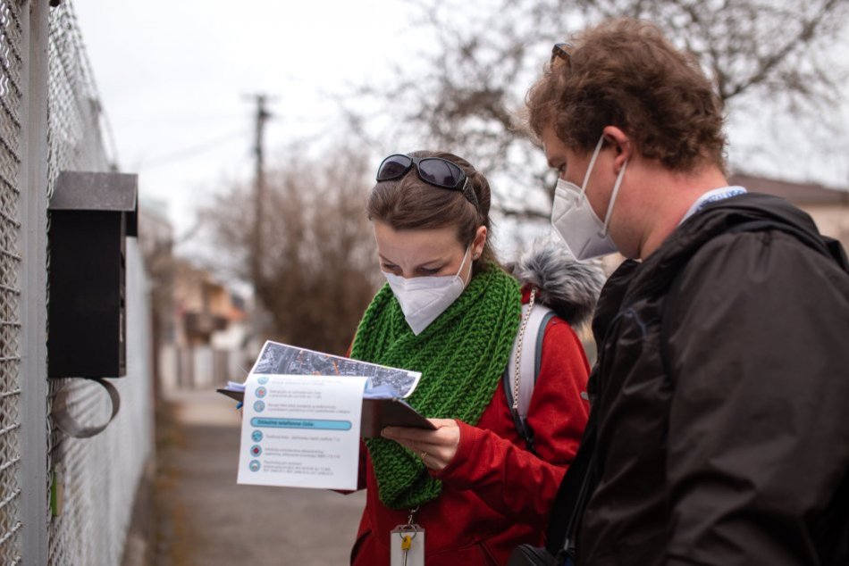 V OBRAZOCH: Zamestnanci mesta roznášajú respirátory pre seniorov