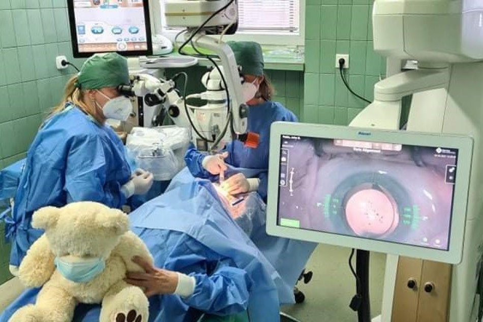 FOTO: V považskobystrickej nemocnici implementovali najnovšiu umelú šošovku
